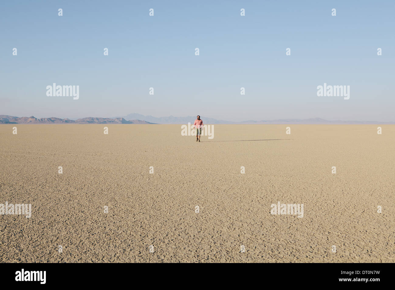 Black Rock Wüste Nevada USA Man zu Fuß über flache Wüstenlandschaft Stockfoto