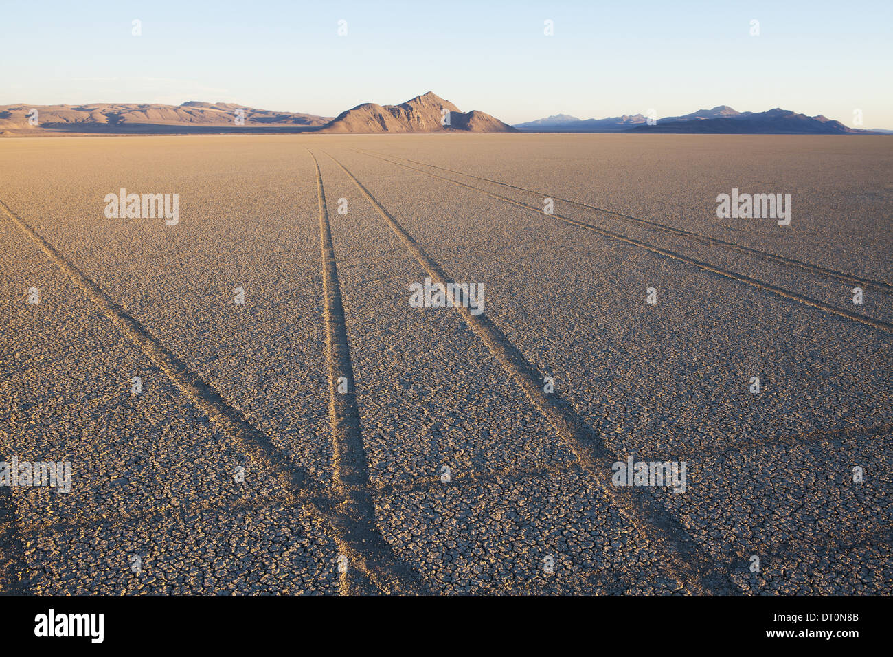 Black Rock Wüste Nevada USA Reifen markiert Spuren in der Playa Salzpfanne Oberfläche Stockfoto