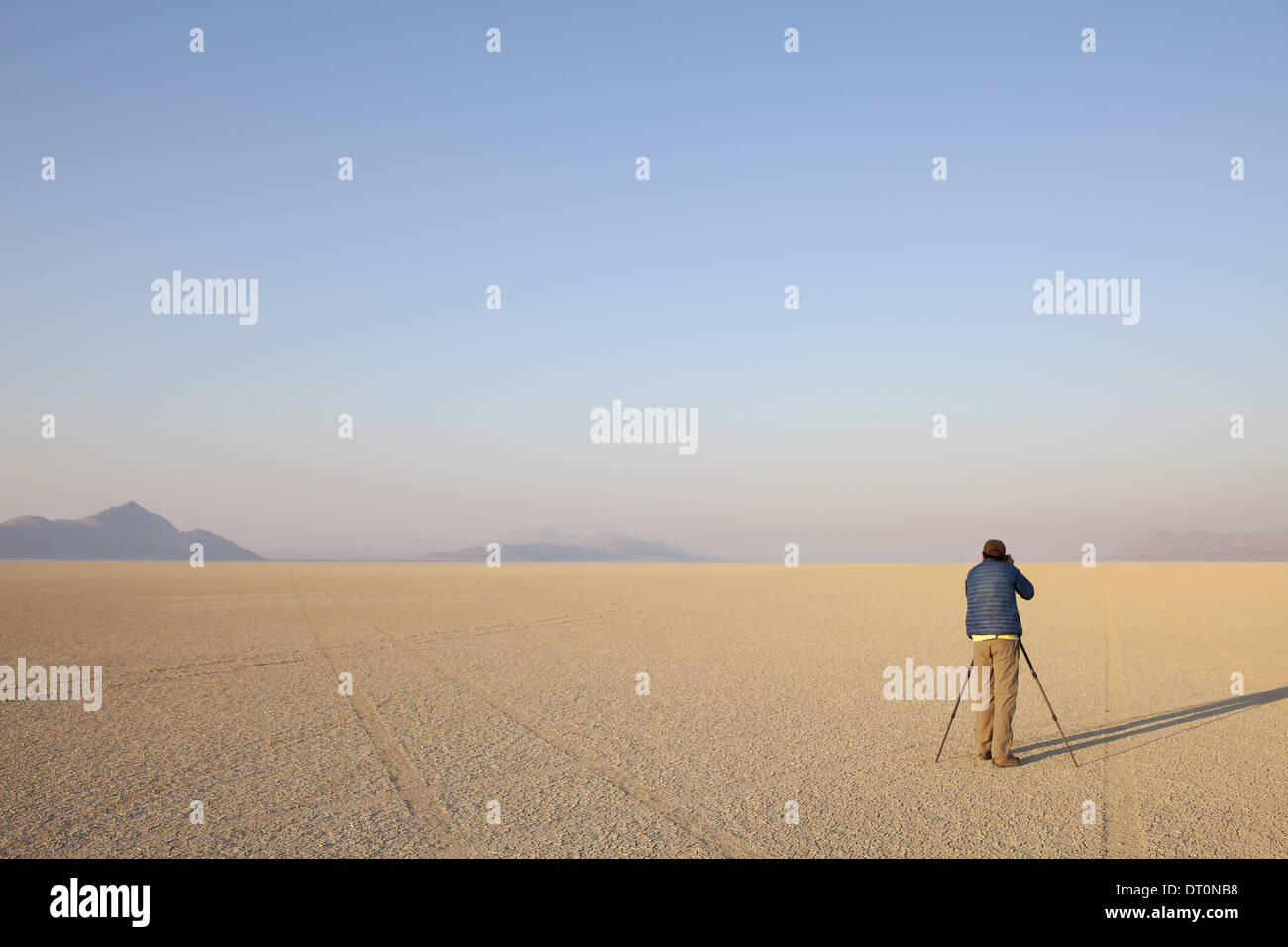Black Rock Wüste Nevada USA Mann mit Kamera Stativ flachen Salinen oder playa Stockfoto