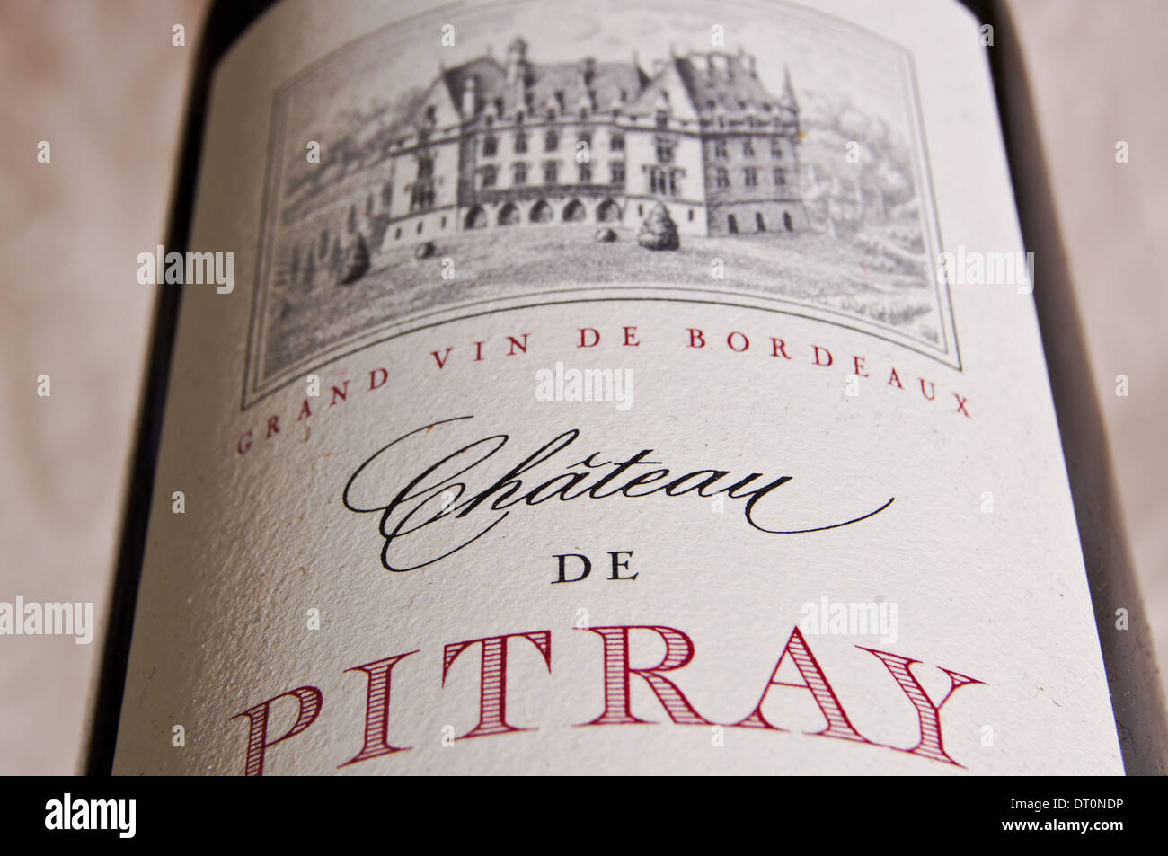 Nahaufnahme von einem Weinetikett, Chateau de Pitray, Bordeaux-weinrot Stockfoto