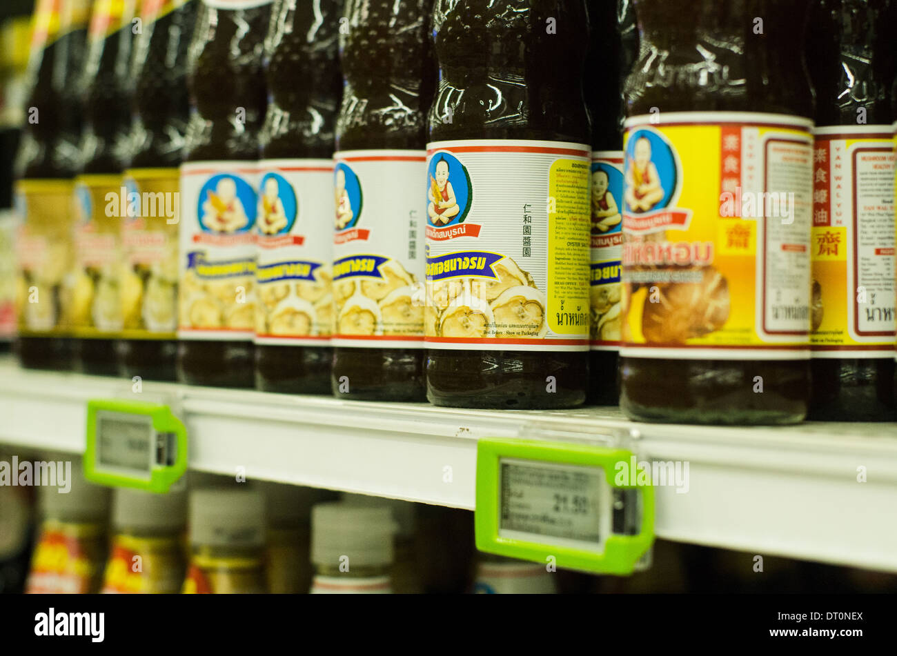 Austernsauce und Gewürz Regal des Supermarktes in Bangkok Thailand. Stockfoto