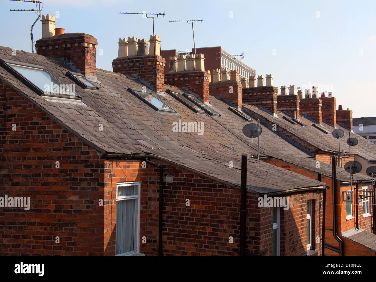 Dächer und Stadtmauer rund um die Stadt Chester Cheshire. England Stockfoto