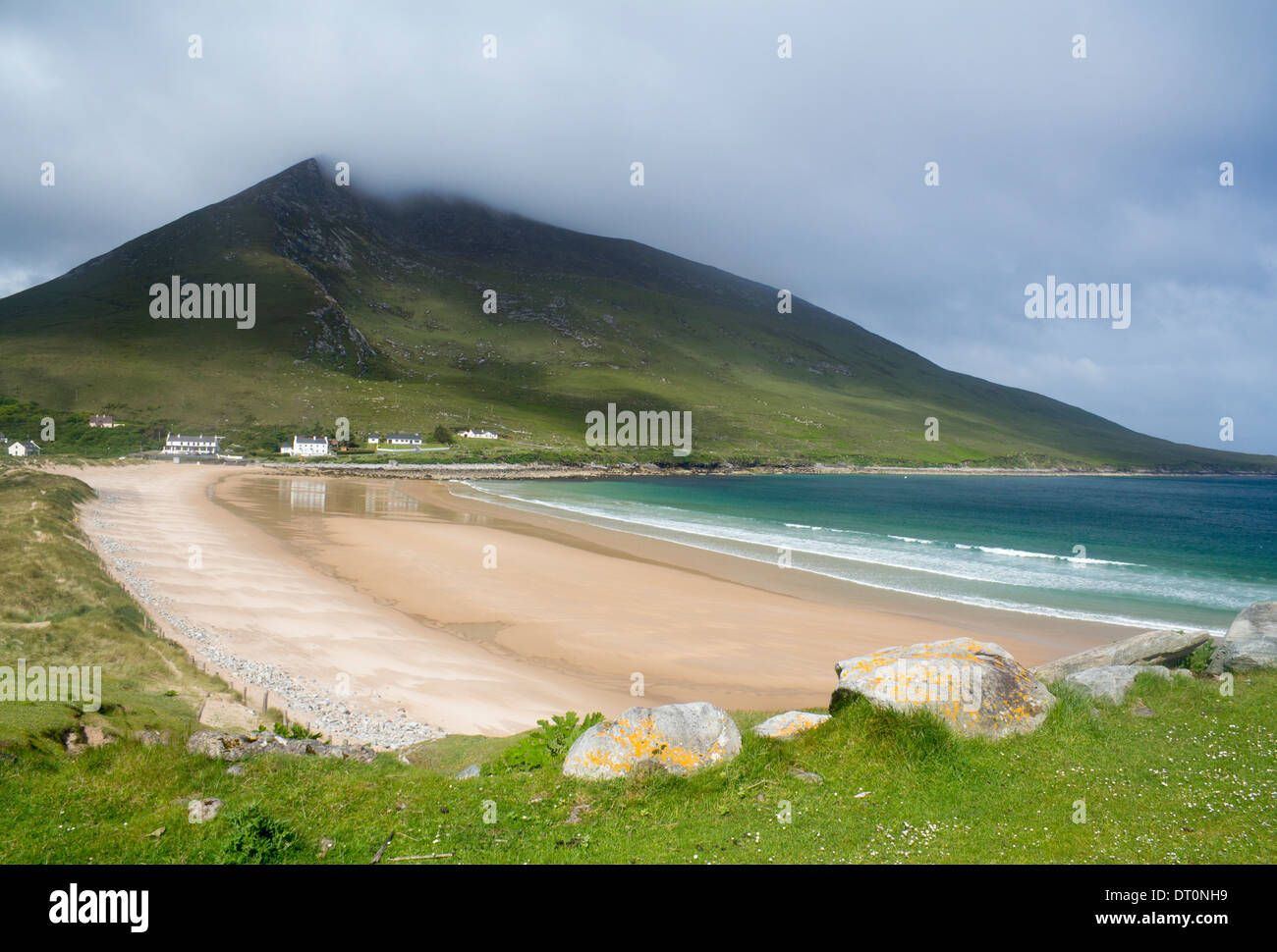 Doogort Strand Beach mit Slievemore Mountain hinter Achill Island County Mayo Irland Irland Stockfoto