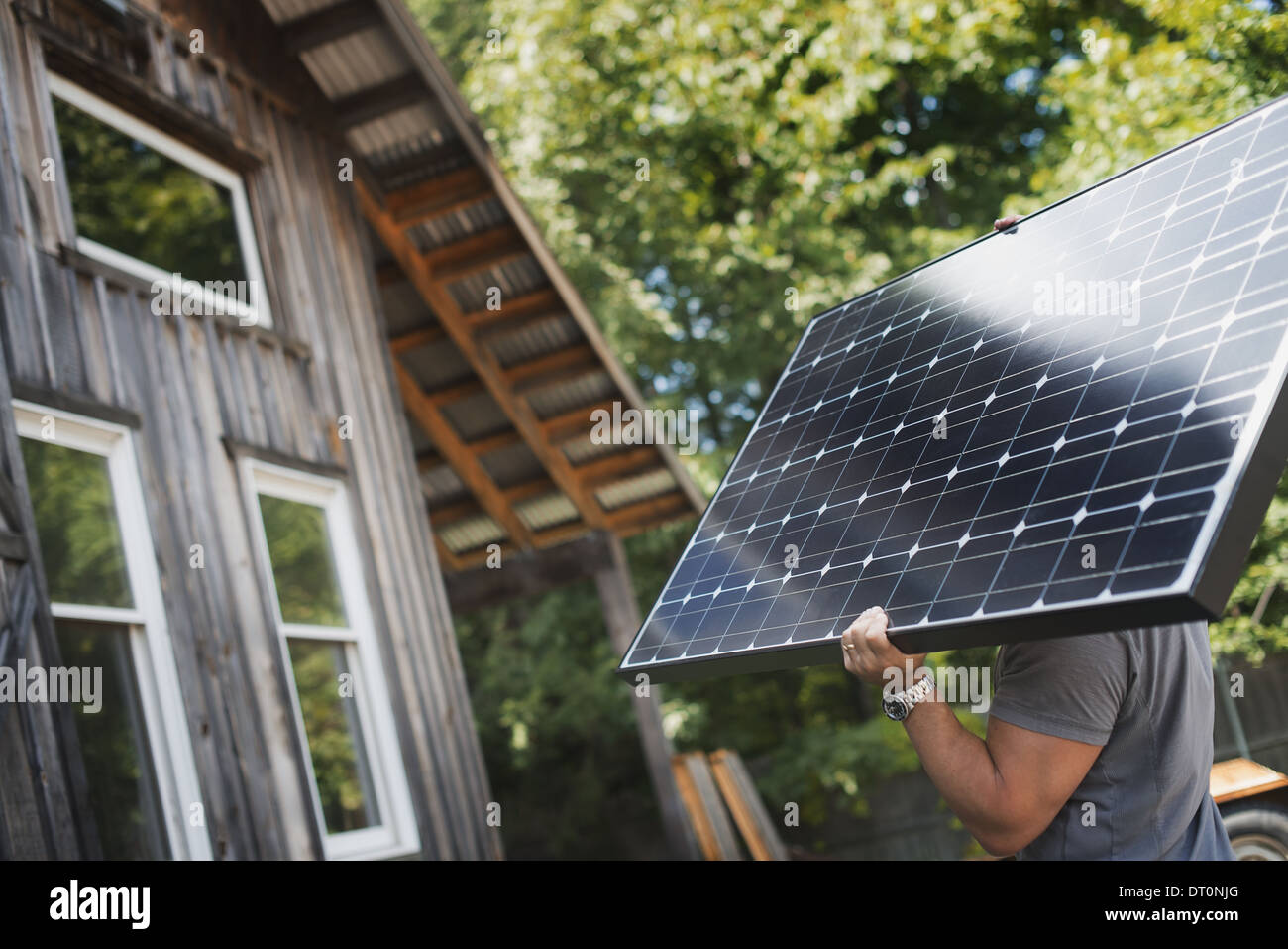 Woodstock, New York USA Mann mit Solar-Panel arbeitet an green Buildings Stockfoto