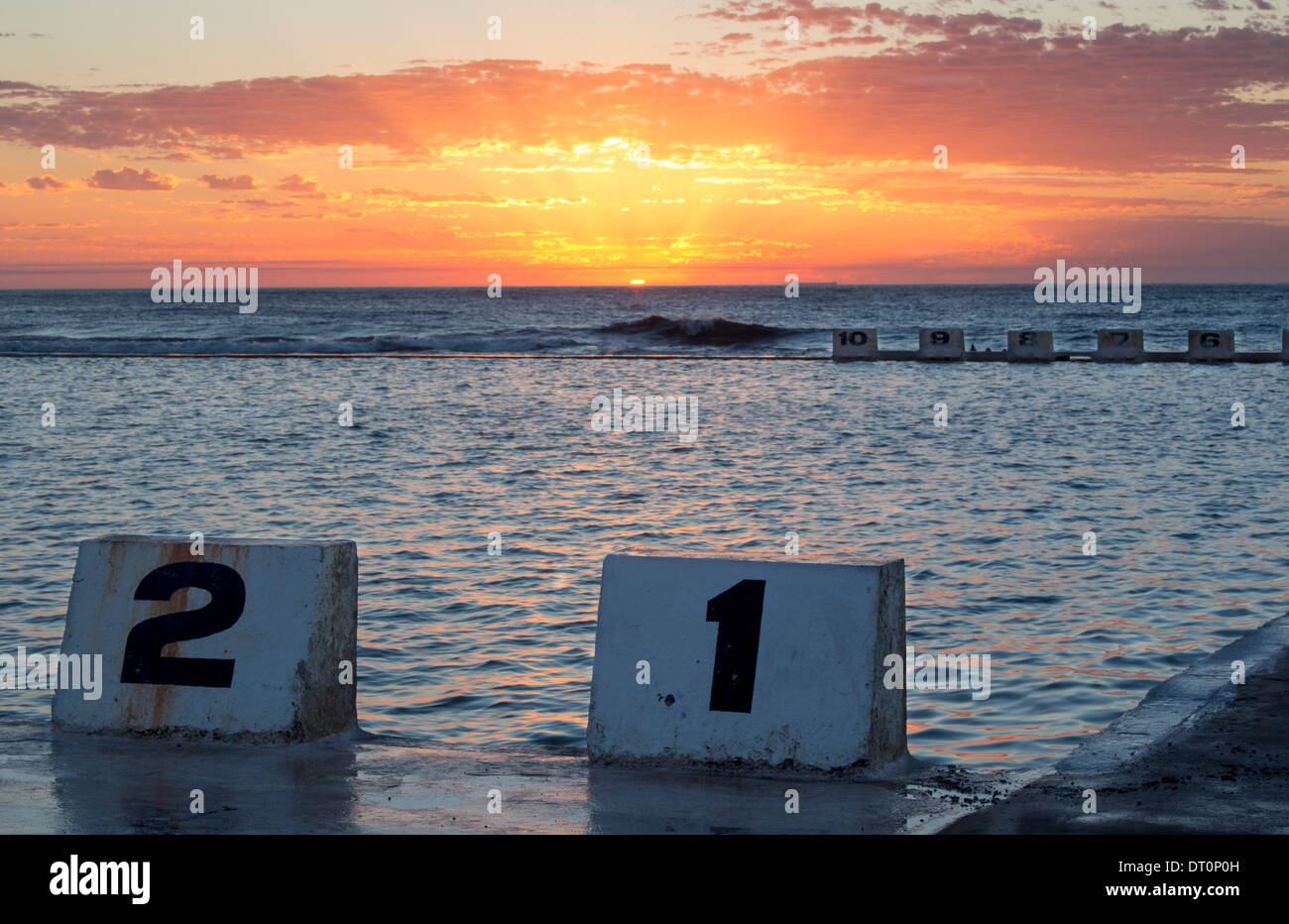 Fahrspurmarkierungen in Merewether Ocean Bäder Schwimmbad neben Pazifischen Ozean bei Sonnenaufgang zu dämmern Newcastle NSW Australia Stockfoto
