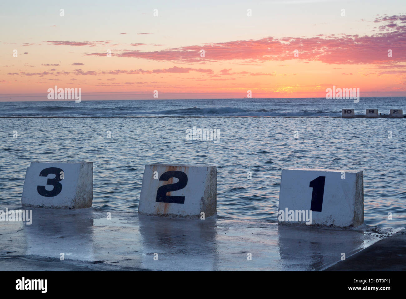 Fahrspurmarkierungen in Merewether Ocean Bäder Schwimmbad neben Pazifischen Ozean bei Sonnenaufgang zu dämmern Newcastle NSW Australia Stockfoto
