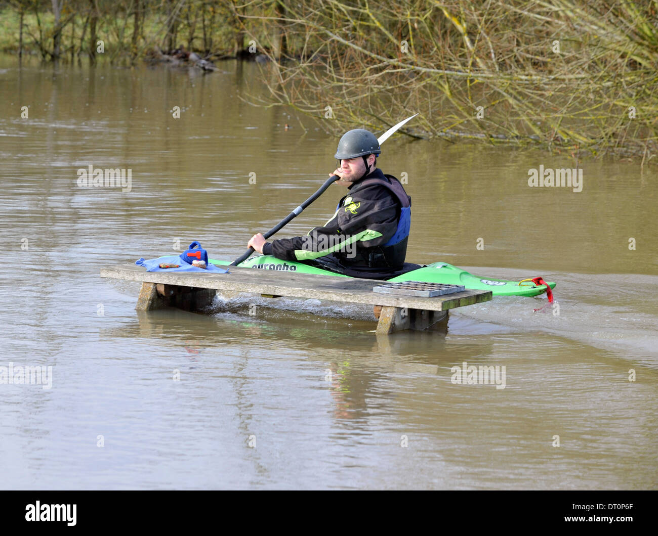 Mitglieder des Isis Kanu Clubs machen das Beste aus der Überschwemmung in Port Wiese Oxford Überschwemmung in Port Wiese Oxford 25.11.12 Stockfoto