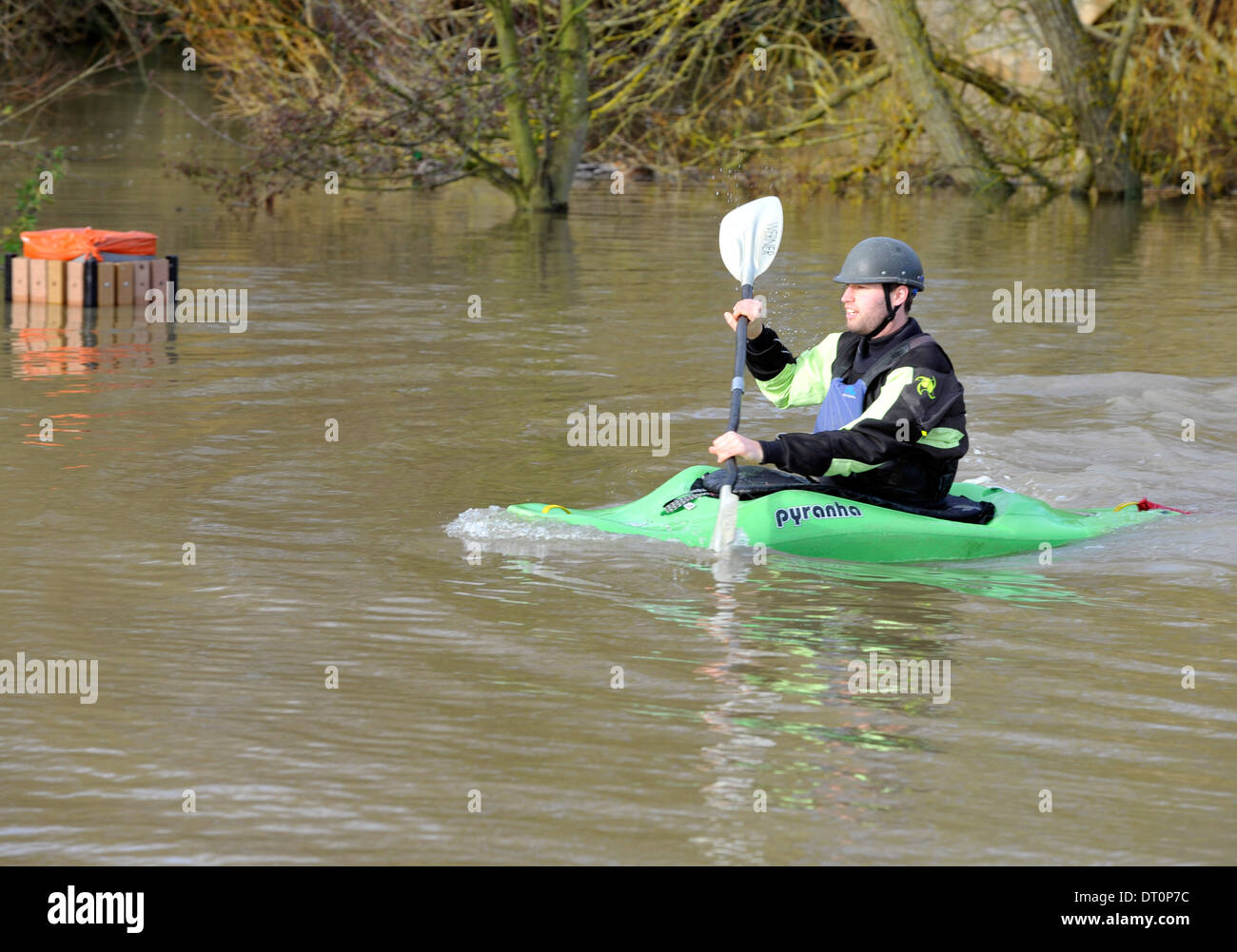 Mitglieder des Isis Kanu Clubs machen das Beste aus der Überschwemmung in Port Wiese Oxford Überschwemmung in Port Wiese Oxford 25.11.12 Stockfoto