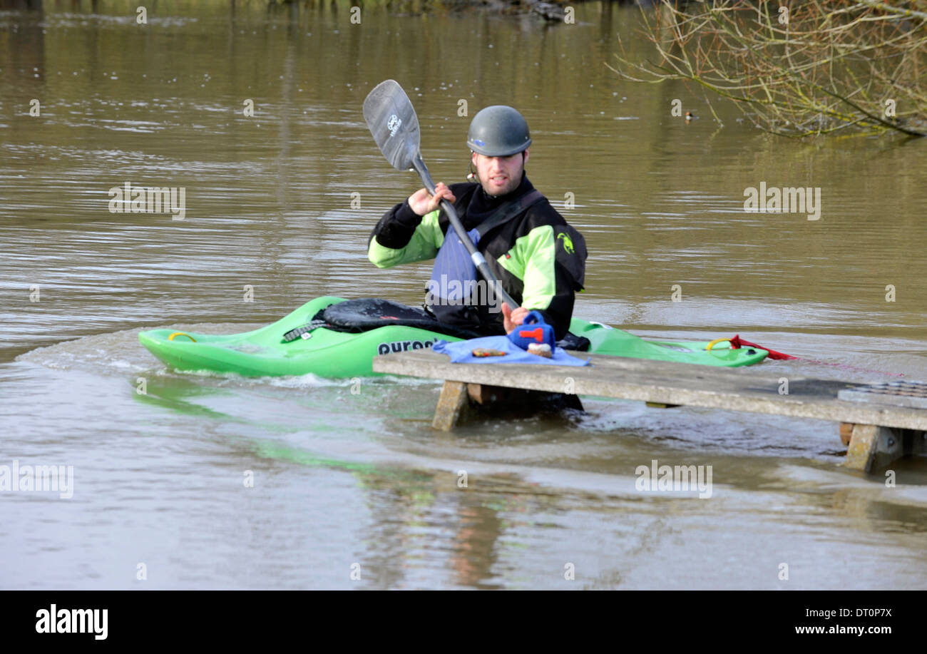 Mitglieder des Isis Kanu Clubs machen das Beste aus der Überschwemmung in Port Wiese Oxford Überschwemmung in Port Wiese Oxford 25.11.12 Stockfoto