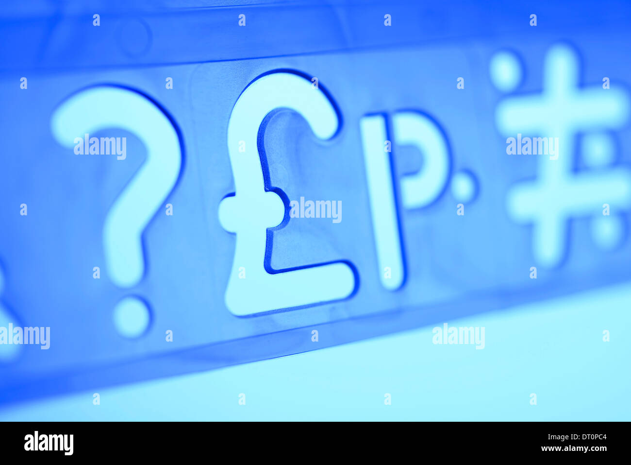 Kunststoff-Alphabet-Vorlage mit Fragezeichen und Pfund-symbol Stockfoto