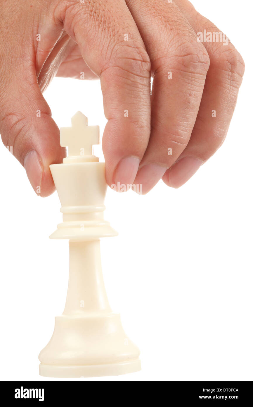 Asiatische männliche Hand mit einem Schachkönig auf weißem Hintergrund Stockfoto