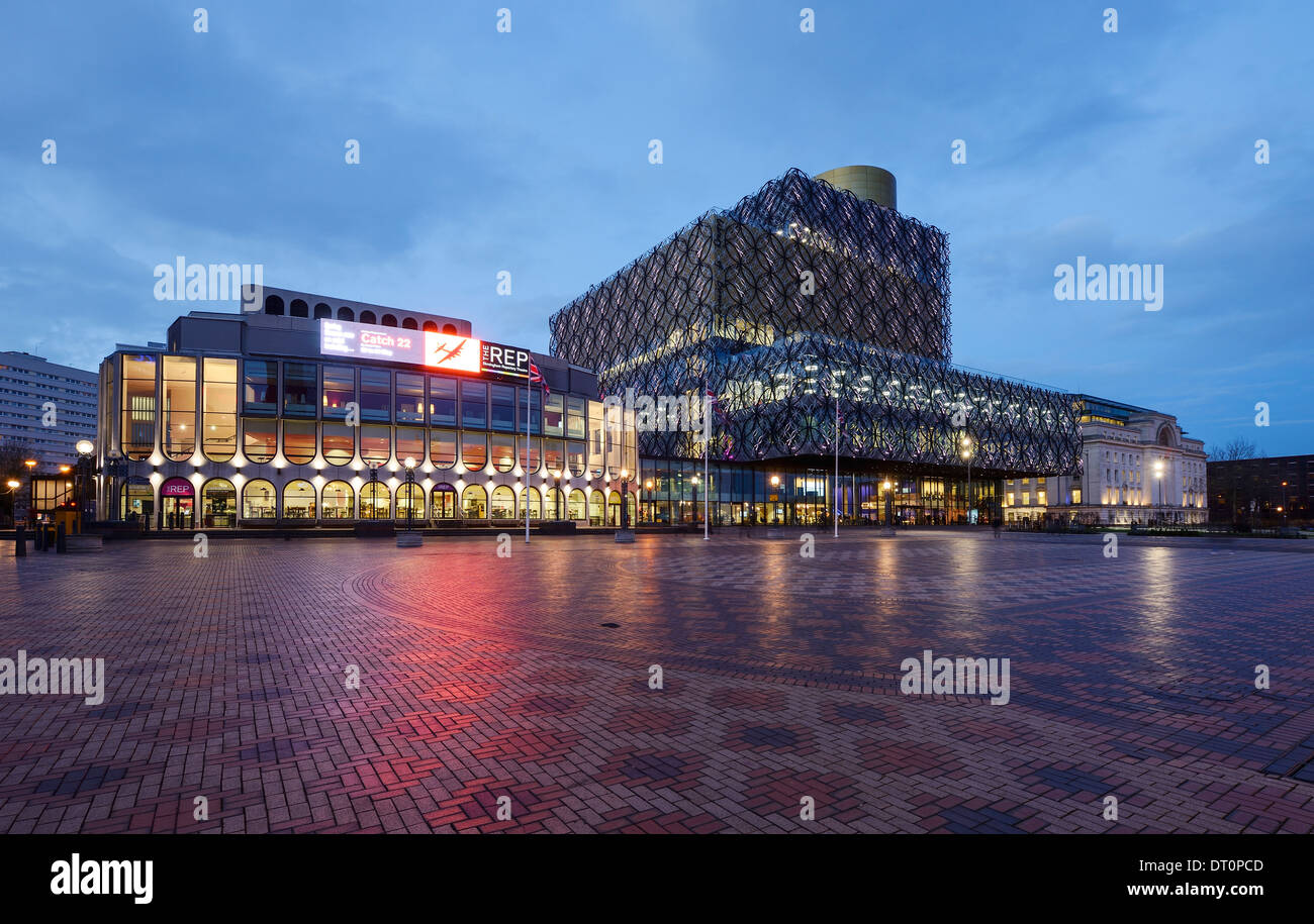 Die Library of Birmingham und Rep Theater Äußeres in der Abenddämmerung Stockfoto