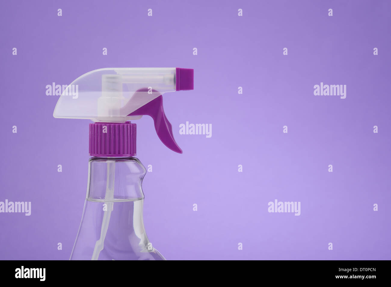 Kunststoff Trigger Flasche auf einem lila Hintergrund Stockfoto
