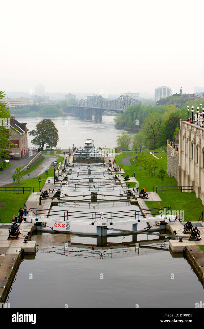 Der Rideau-Kanal verbindet den Ottawa River mit einer Reihe von Schlössern. Stockfoto