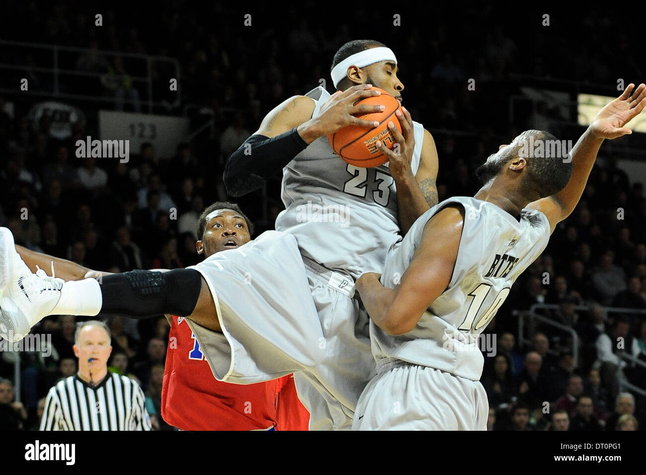 4. Februar 2014 - Providence, Rhode Island, USA - 4. Februar 2014 - Providence, RI US - Providence Friars vorwärts LaDontae Henton (23) mit der Erholung bei den NCAA-Basketball-Spiel zwischen der St. Johns Red Storm und Providence Friars kommt bei Dunkin Donuts Center in Providence RI geführt St. Johns besiegte die Brüder 86 76 in der regulären Spielzeit. Eric Canha/CSM. Stockfoto