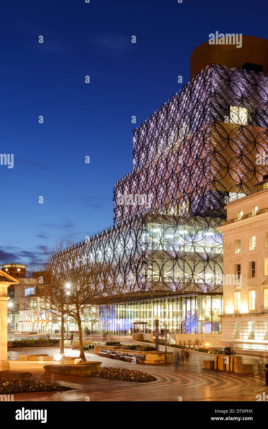 Das äußere der Library of Birmingham in der Abenddämmerung Stockfoto