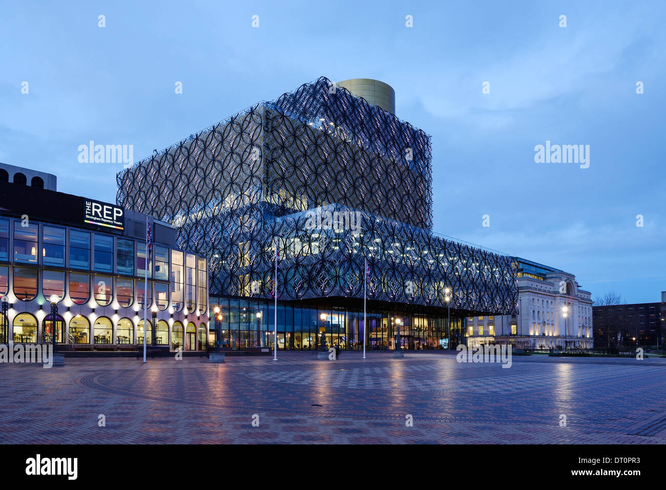 Das äußere der Library of Birmingham in der Abenddämmerung Stockfoto