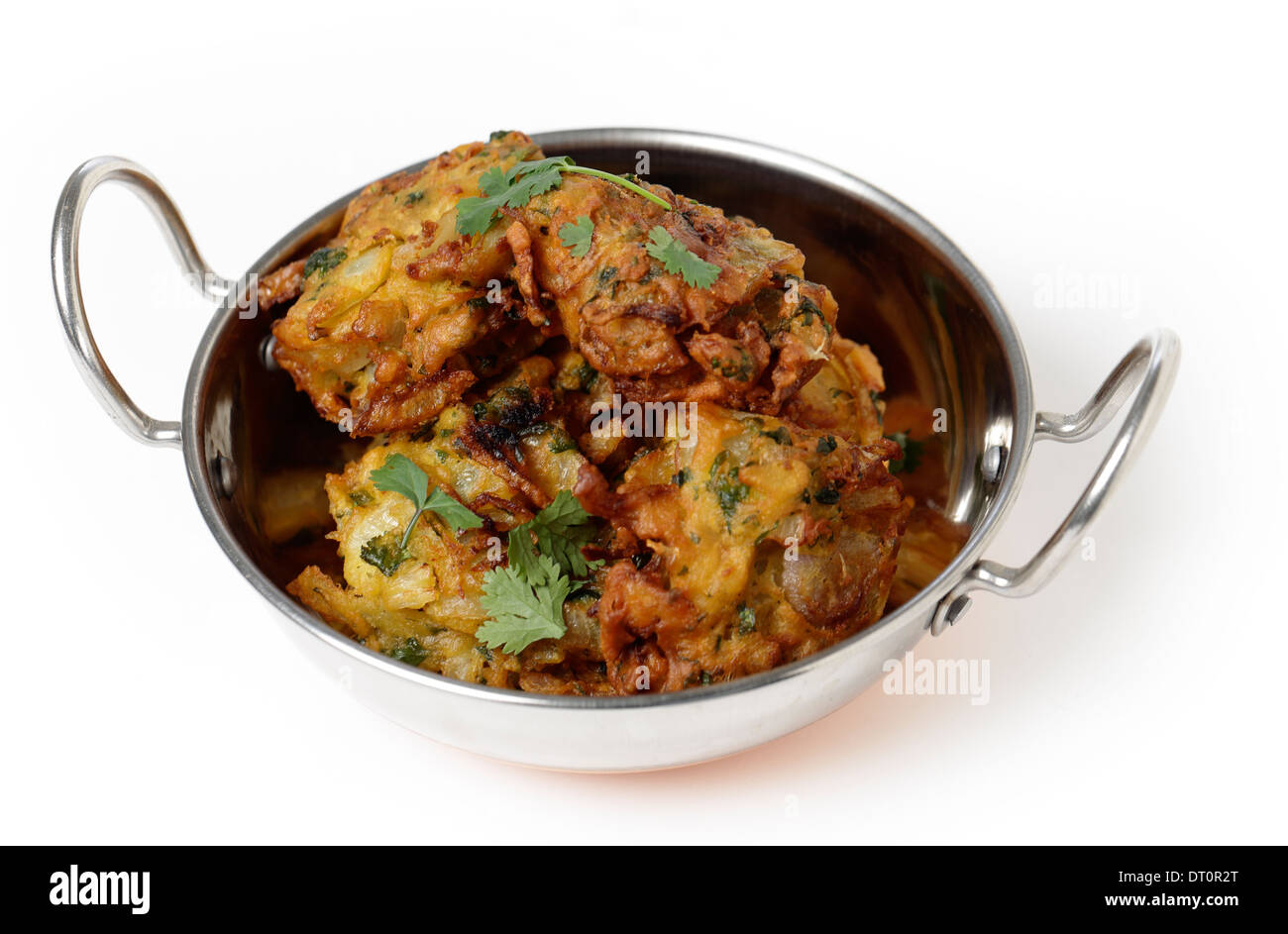 Hausgemachter Zwiebel-Bhajis, indische Vorspeise serviert in einem Kadai oder Karahi Wok. Stockfoto