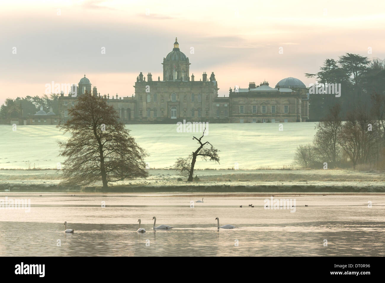 Castle Howard und den großen See mitten im Winter. Stockfoto