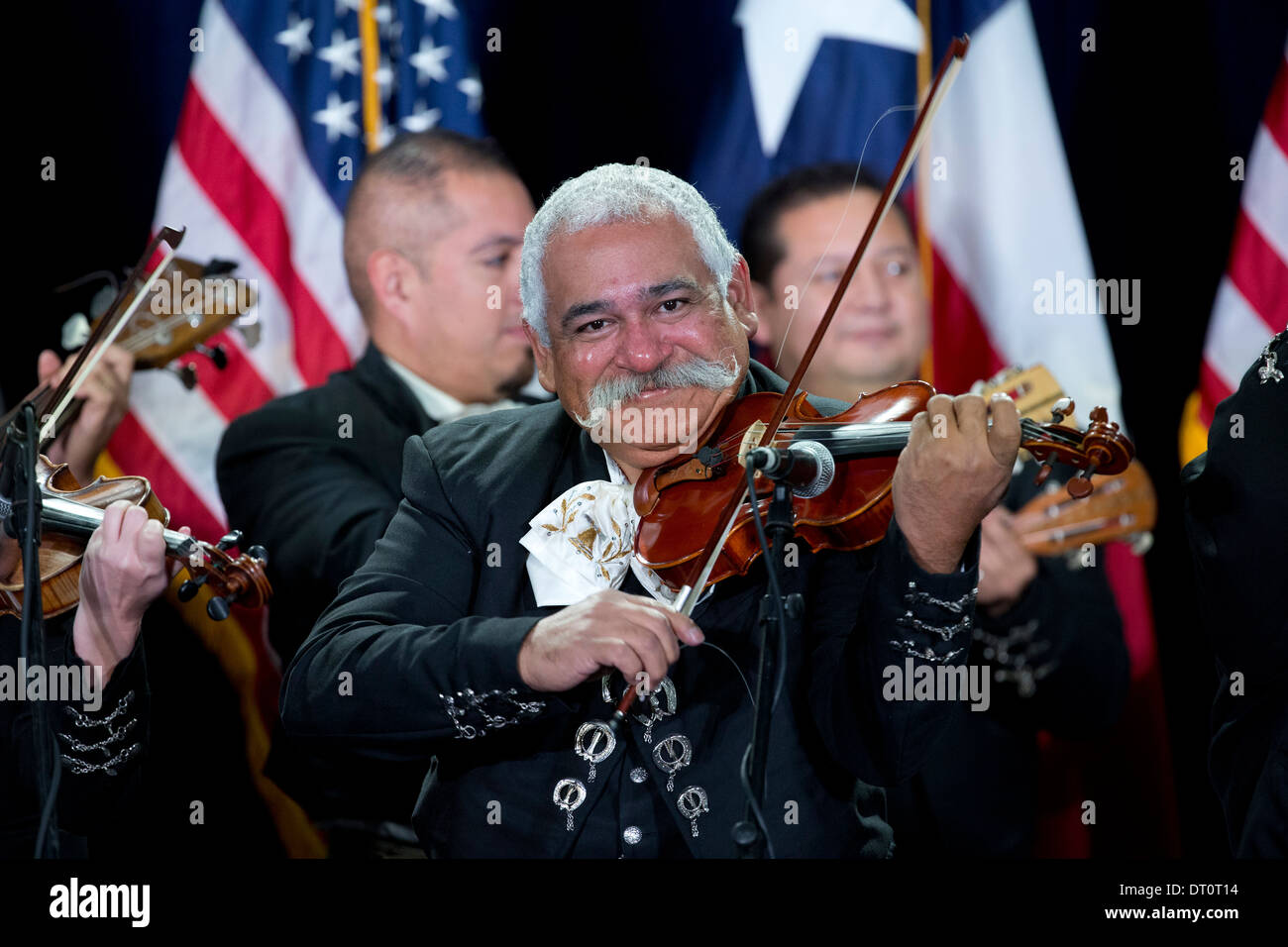 Mariachi-Band spielt auf der Bühne bei einer politischen Kundgebung in San Antonio, Texas. Stockfoto