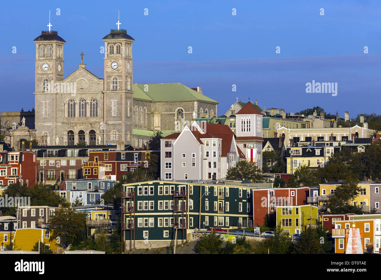 Anglican Cathedral of St. John the Baptist mit Blick auf die bunten Häuser der Innenstadt Stadt von St John's, Neufundland, Kanada Stockfoto