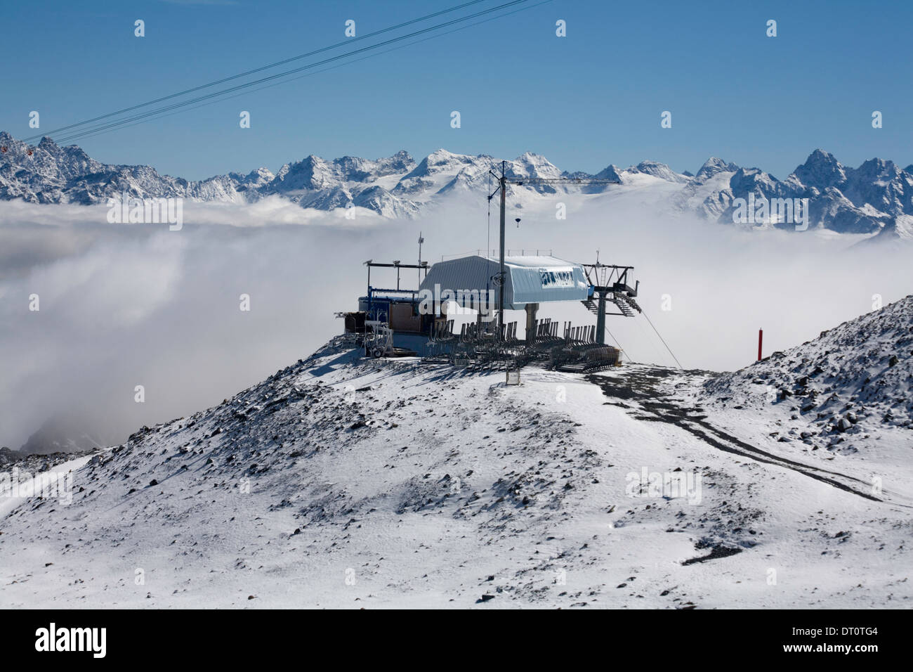 Geschlossen Skilift entfernt liegt von Wolke mit dem ersten Schnee im Herbst über das Landwasser Tal Davos Schweiz Stockfoto