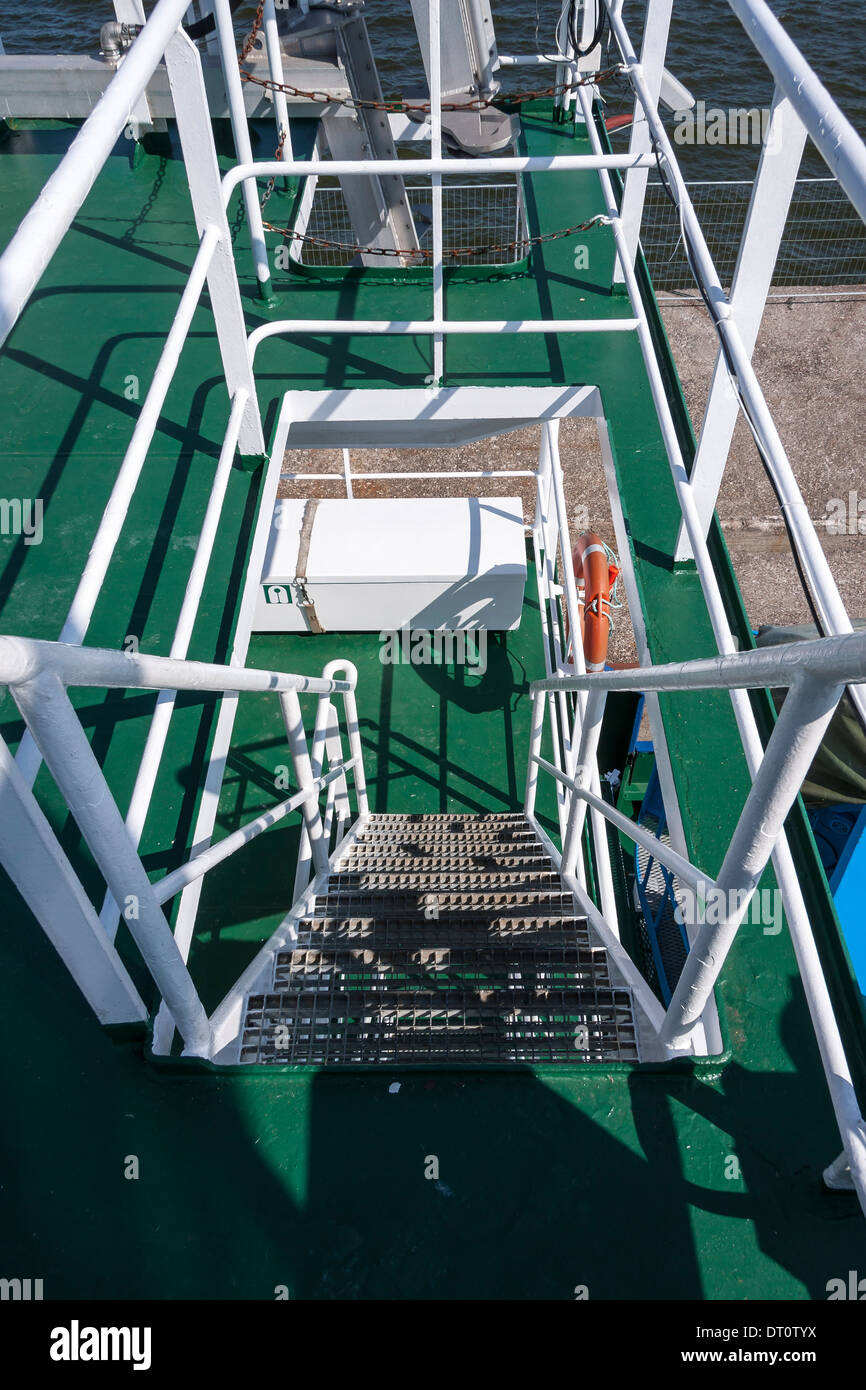 Metall-Treppe auf einem Handelsschiff Stockfoto