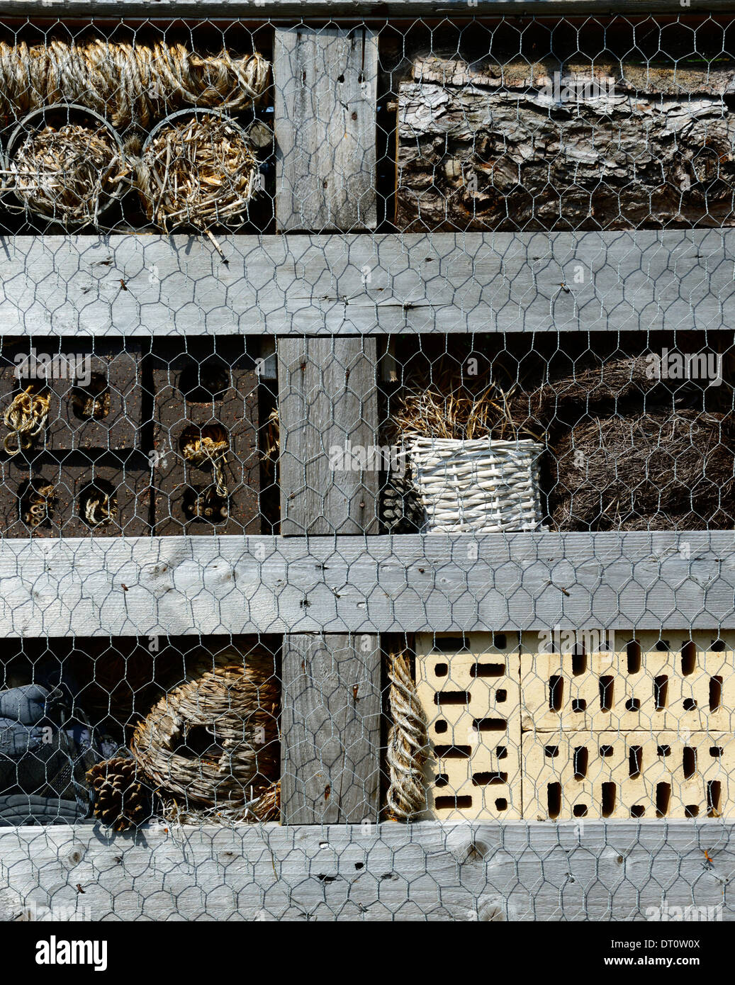 Biene Insektenhotel Hotels Tierwelt freundliche Garten Gartenarbeit gemischte Materialvielfalt Solitäre Bienen Insekten Erhaltung Kasten Oase Stockfoto