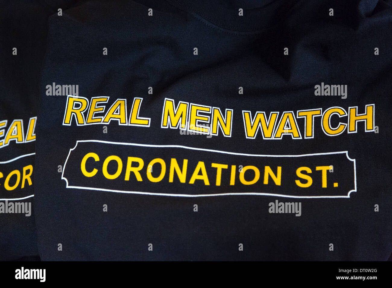 -T-Shirts mit den Worten bedruckt echte Männer Watch Coronation Street Stockfoto