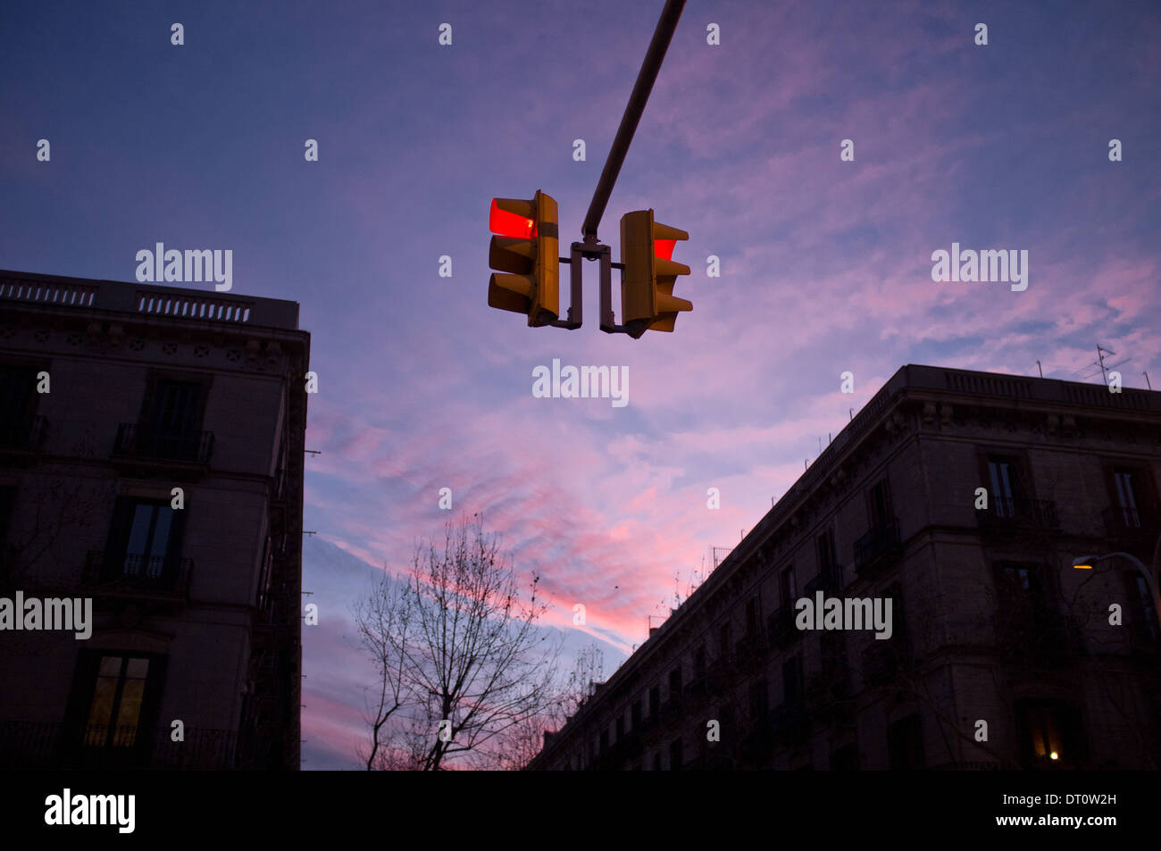 Ampel bei Sonnenuntergang in Barcelona. Stockfoto