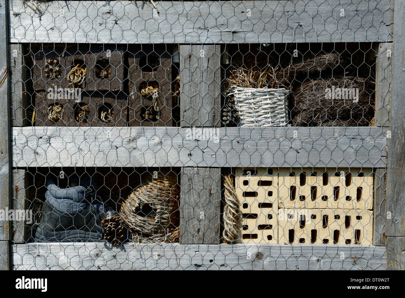 Biene Insektenhotel Hotels Tierwelt freundliche Garten Gartenarbeit gemischte Materialvielfalt Solitäre Bienen Insekten Erhaltung Kasten Oase Stockfoto