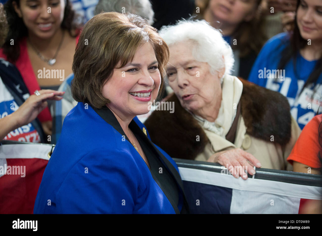 Texas demokratischen Staat Senator Leticia Van de Putte grüßt Fans nach der Ankündigung, dass sie für den Lieutenant Governor ausgeführt werden Stockfoto