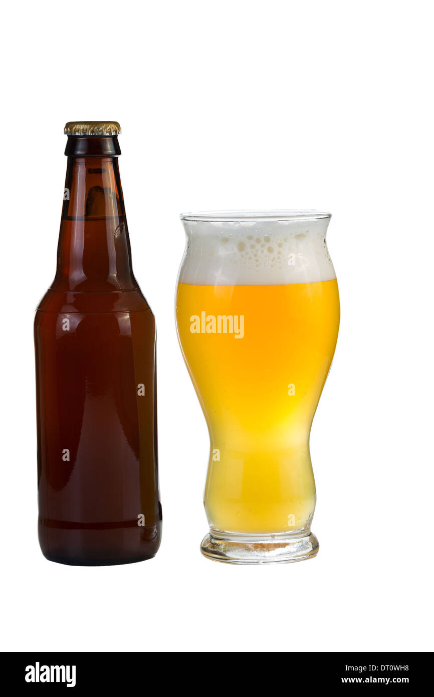 Vertikale Foto ein frisches Bier in einem hohen geschwungenen geformten Glas zusammen mit einer ungeöffneten Bier in der Flasche isoliert auf weißem Hintergrund Stockfoto
