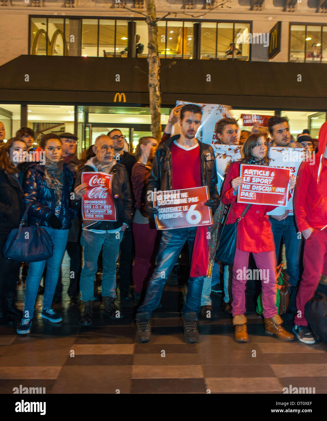 Paris, Frankreich. Öffentliche Demonstration, die französische LGBT-Protestgruppe „All Out“, die gegen das kürzlich verabschiedete homophobe Gesetz in Russland und die Eröffnung der Olympischen Spiele in Sotchi vor dem McDona-ld's Restaurant, dem offiziellen Sponsor der Spiele, protestiert; Stockfoto