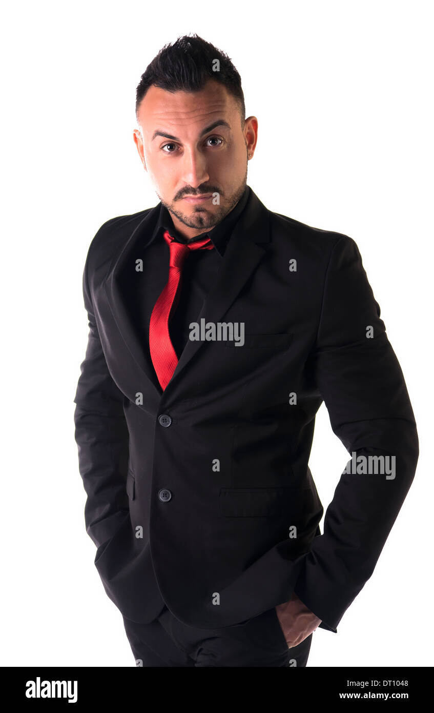 Eleganter Mann mit schwarzen Anzug und roter Krawatte, isoliert auf weißem Hintergrund Stockfoto