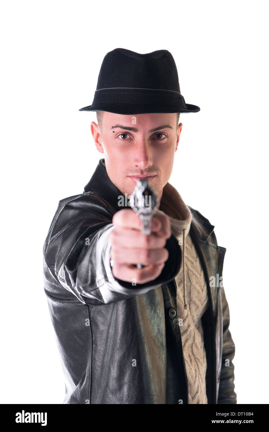 Junger Mann zeigenden Waffe in die Kamera, mit Hut und Leder Jacke, isoliert auf weiss Stockfoto