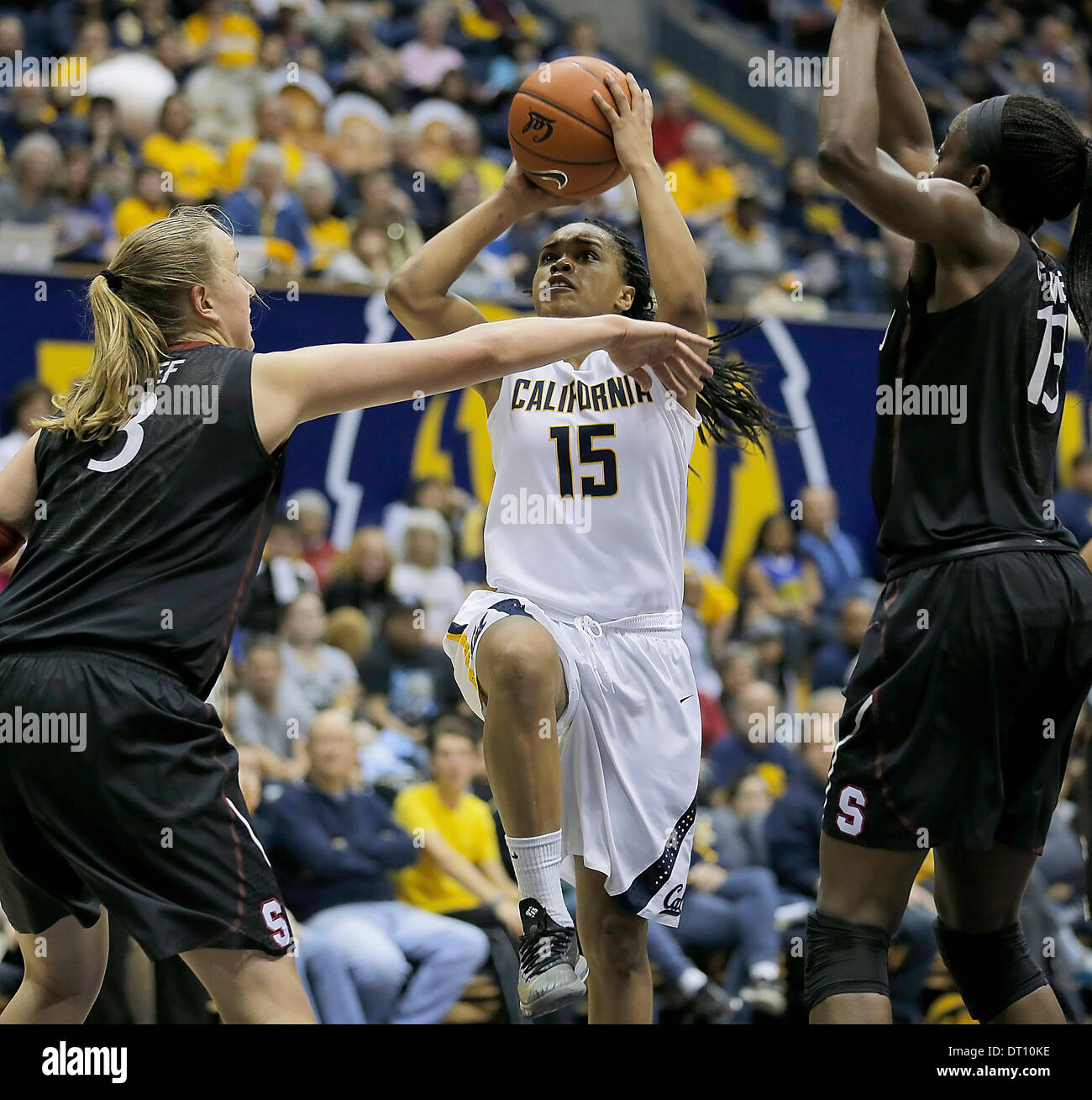 Berkeley, CA, USA. 2. Februar 2014. 2. Februar 2014 - Berkeley CA USA California Bears G # 3 Brittany Boyd fahren zwischen # 13 Chiney Ogwumake und # 3 Mikaela Ruef und Gäste während der NCAA Womens Basketball-Spiel zwischen Stanford Cardinal und California Golden Bears 64-79 verlorenen Hass Pavillon Berkeley Calif © Csm/Alamy Live-Nachrichten Stockfoto
