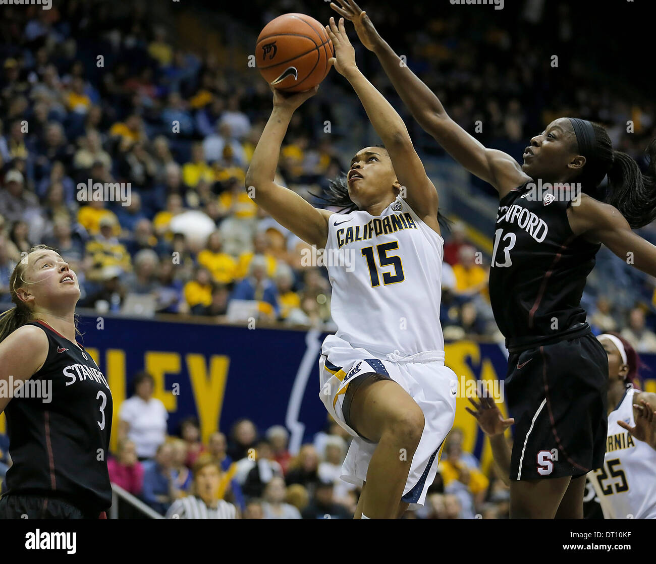 Berkeley, CA, USA. 2. Februar 2014. 2. Februar 2014 - Berkeley CA USA California Bears G # 15 Brittany Boyd nehmen den Ball aus ene zu beenden und springen von oben von der Freiwurflinie, Stanford # 13 Chiney Ogwumike und Punktzahl als # 3 Mikaela Ruef Blick auf bei NCAA Womens Basketball-Spiel zwischen Stanford Cardinal und California Golden Bears64-79 an Hass Pavillon Berkeley Calif verloren © Csm/Alamy Live-Nachrichten Stockfoto