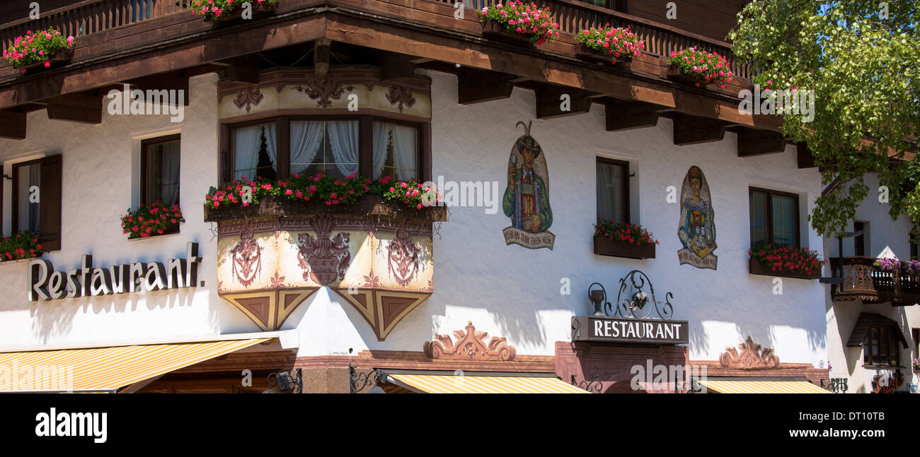 Traditionelles Restaurant und eine Kellnerin im Dirndl Kleid in Hauptplatz der Stadt von Seefeld in Tirol, Österreich Stockfoto