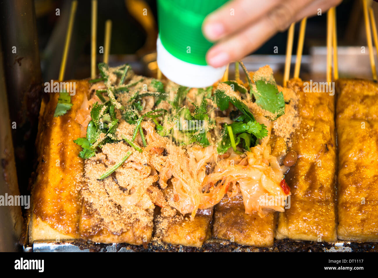Stinky Tofu ist eine lokale street Food Favorit in Taiwan. Stockfoto