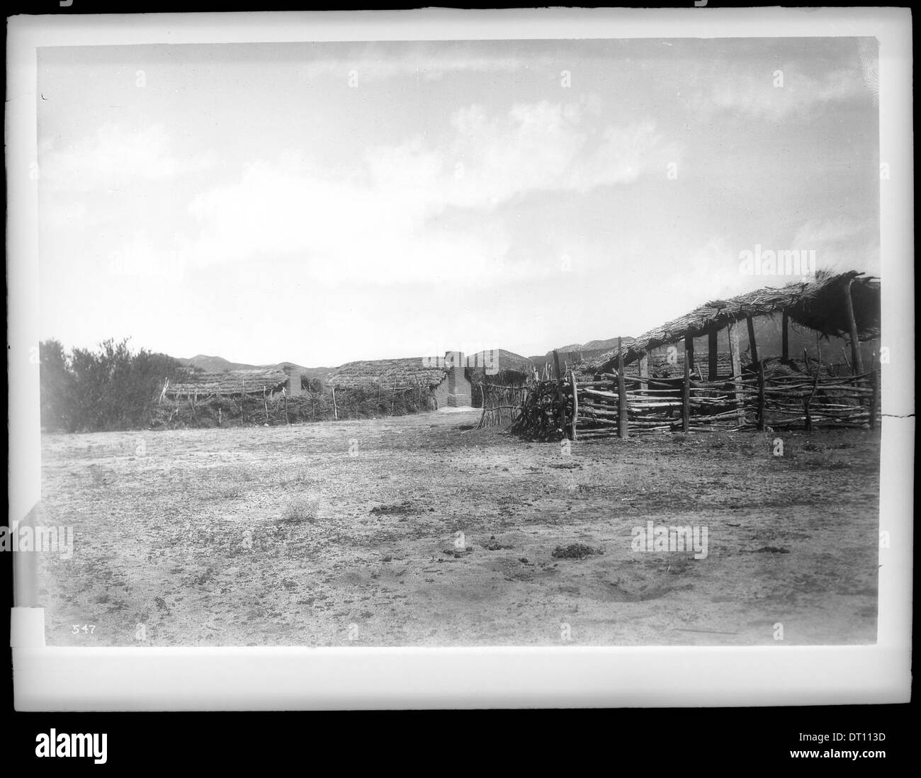 Außenansicht der Agua Caliente Mission indische Häuser auf Warner Ranch, 1898-1900 Stockfoto