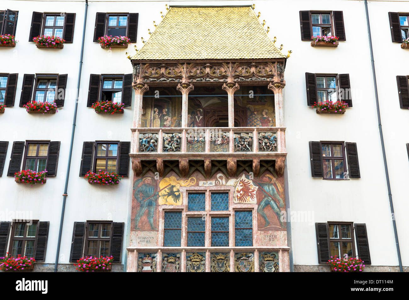 Goldenes Dachl, Goldenes Dachl gebaut 1500 mit feuervergoldeten Kupfer Fliesen in der Herzog-Friedrich-Straße in Innsbruck Tirol Österreich Stockfoto