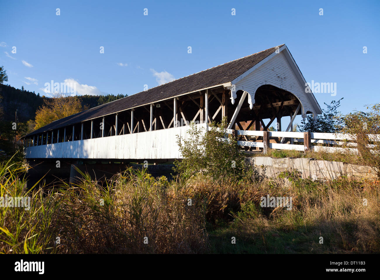 Beliebt bei Künstlern, die krassen bedeckte Brücke stammt aus dem Jahr 1862 und kreuzt den Ammonoosuc River, Stark, New Hampshire. Stockfoto