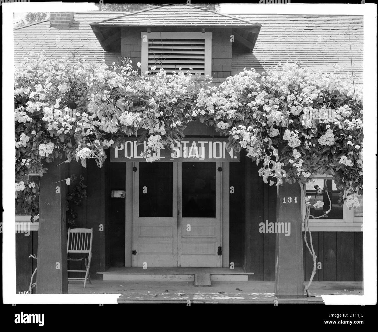 Foto des Eingangs zur Hollywood Police Station auf der Cahuenga Avenue, aufgenommen zwischen 1910 und 1915. Die Architektur des Gebäudes spiegelt das Design des frühen 20. Jahrhunderts wider. Stockfoto