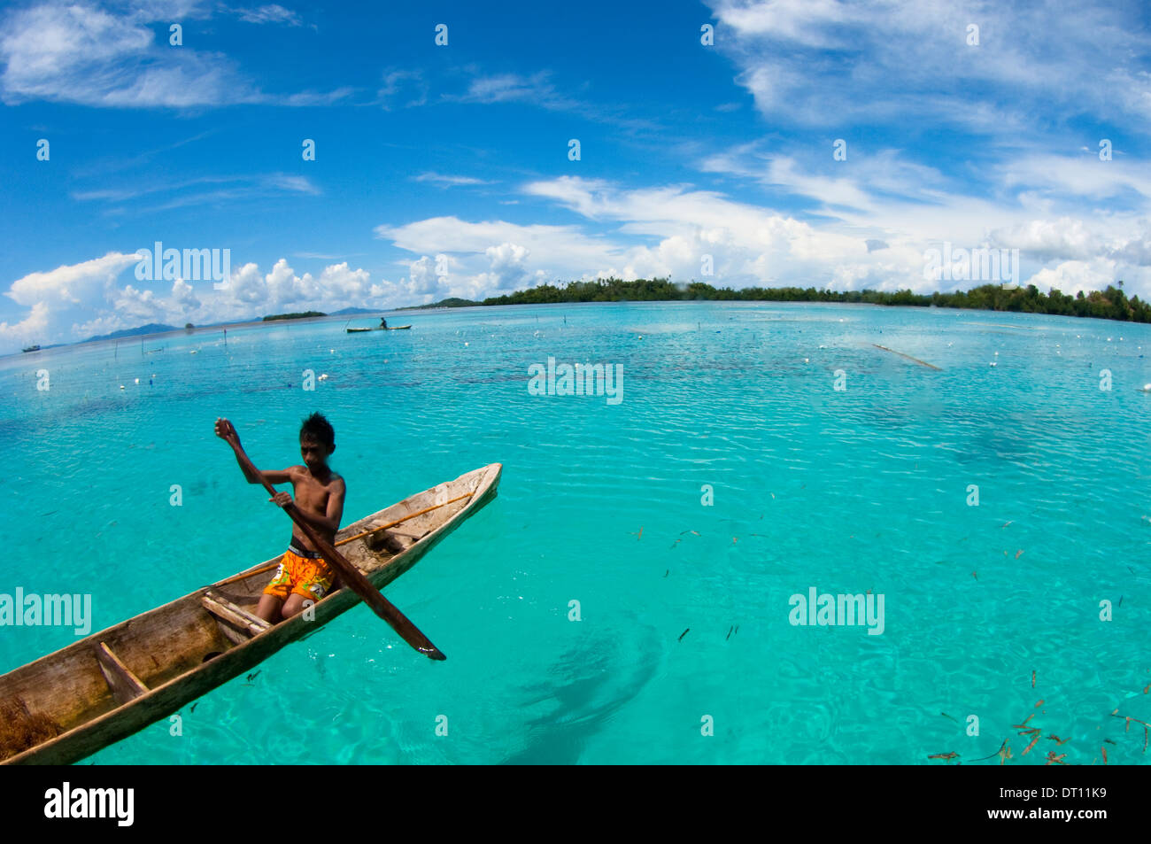 Algen-Bauernhof von oben mit jungen Arbeiter in traditionellen Booten, Halmahera, Molukken, Indonesien Stockfoto