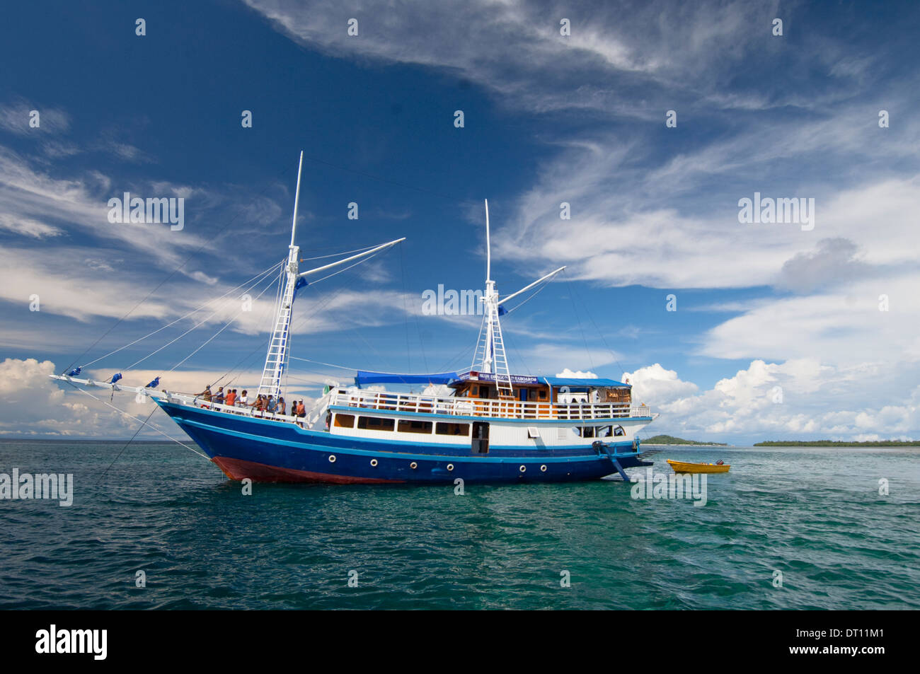 Boot auf dem Meer ziehen kleineres Boot, Halmahera, Molukken, Indonesien Stockfoto