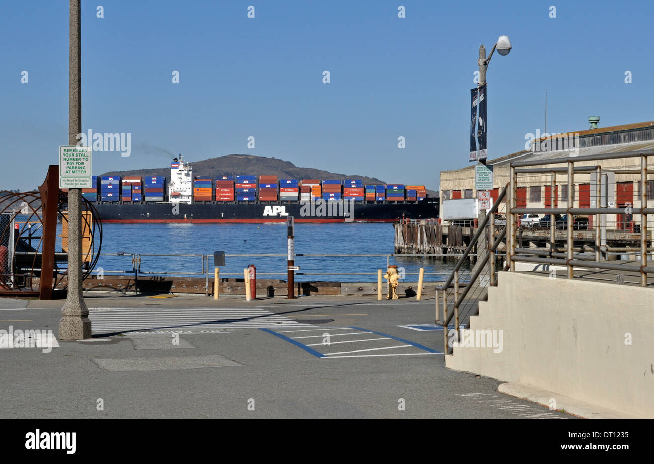 Container-Frachtschiff Segel in die Bucht von San Francisco Stockfoto