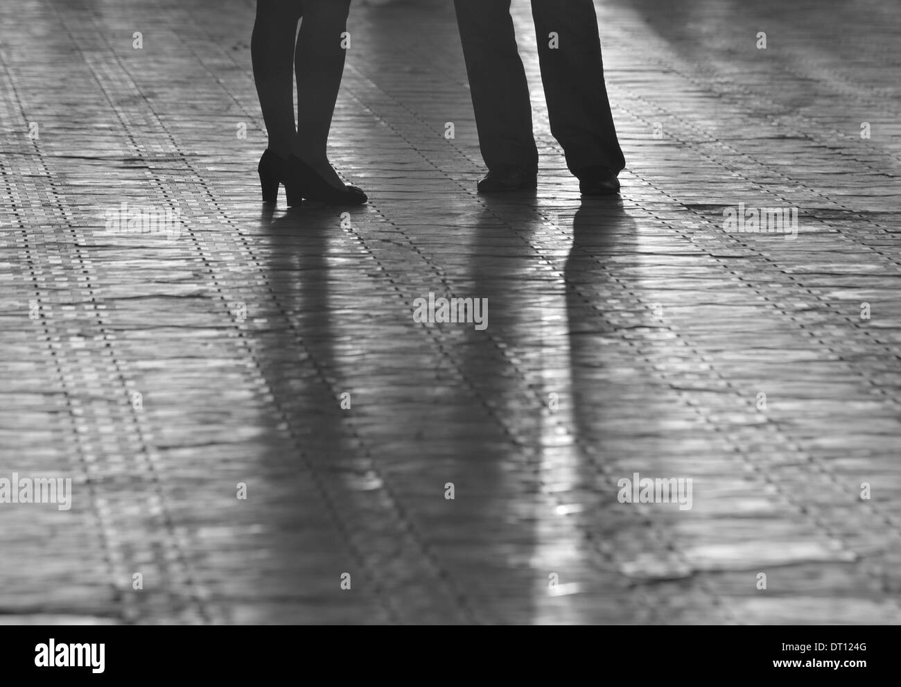 Beine von Mann und Frau stehen zusammen und reden, Nukus, Karakalpakstan, Usbekistan Stockfoto