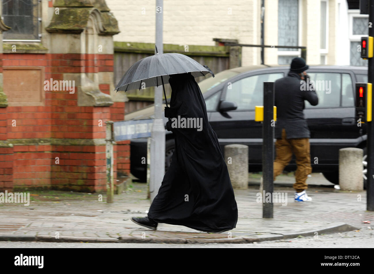 islamische-frau-in-burka-tragen-schirm-im-regen-luton-bedfrodshire-dt12ca.jpg