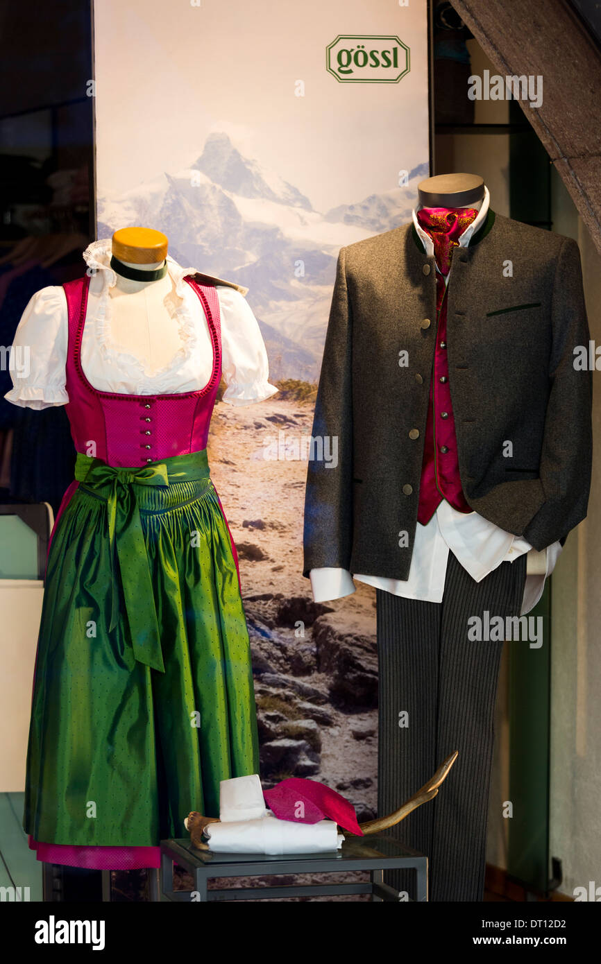 Traditionelle Tiroler Anzug und Dirndl Kleid im Schaufenster in der Herzog-Friedrich-Straße in Innsbruck in Tirol, Österreich Stockfoto